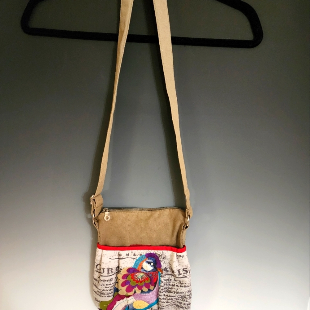 Boho crossbody shoulderbag. Olive canvas, multi-colored detail.